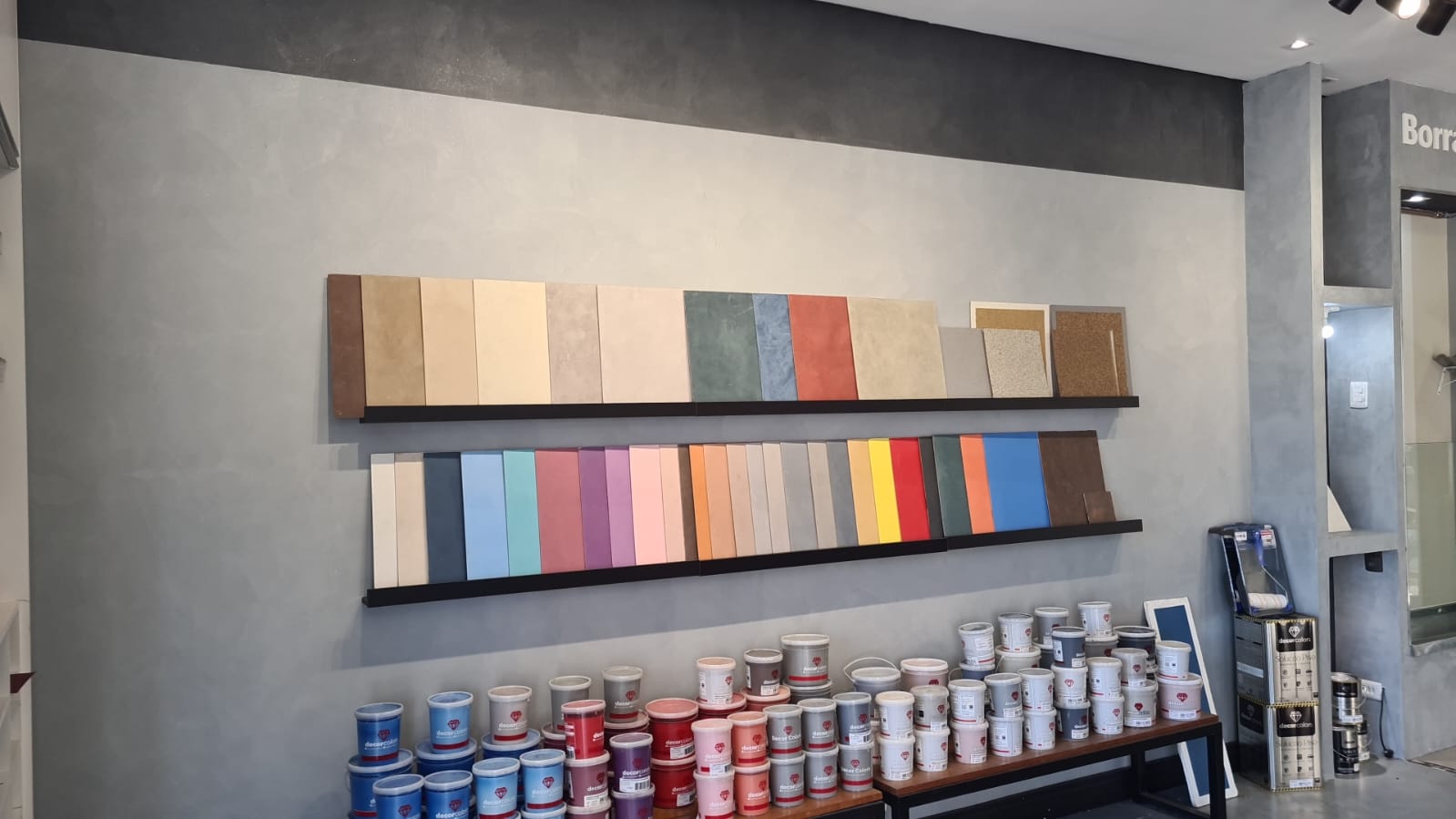 Amostras de cores no showroom Decor Colors